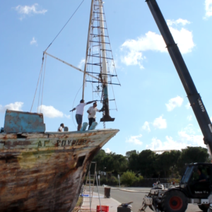 One of the three different methods used to dismantle the boat: parts, like the mast were disassembled, where possible.