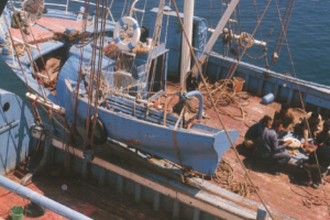 Το πλήρωμα του ΑΓΙΟΣ ΣΠΥΡΙΔΩΝ προγευματίζει στο κατάστρωμα (Wideson 1992:9).