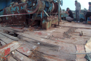 Λήψη μετρήσεων για τη σχεδιαστική αποτύπωση του σκάφους.